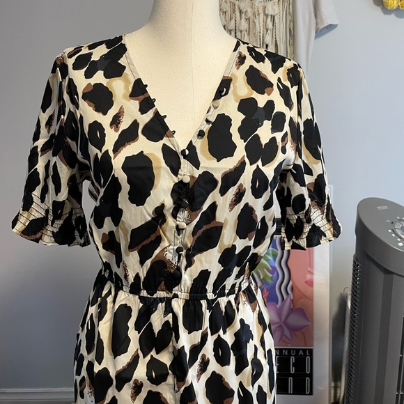 Influence shirred sleeve dress with button front in leopard print - Picture 4 of 5